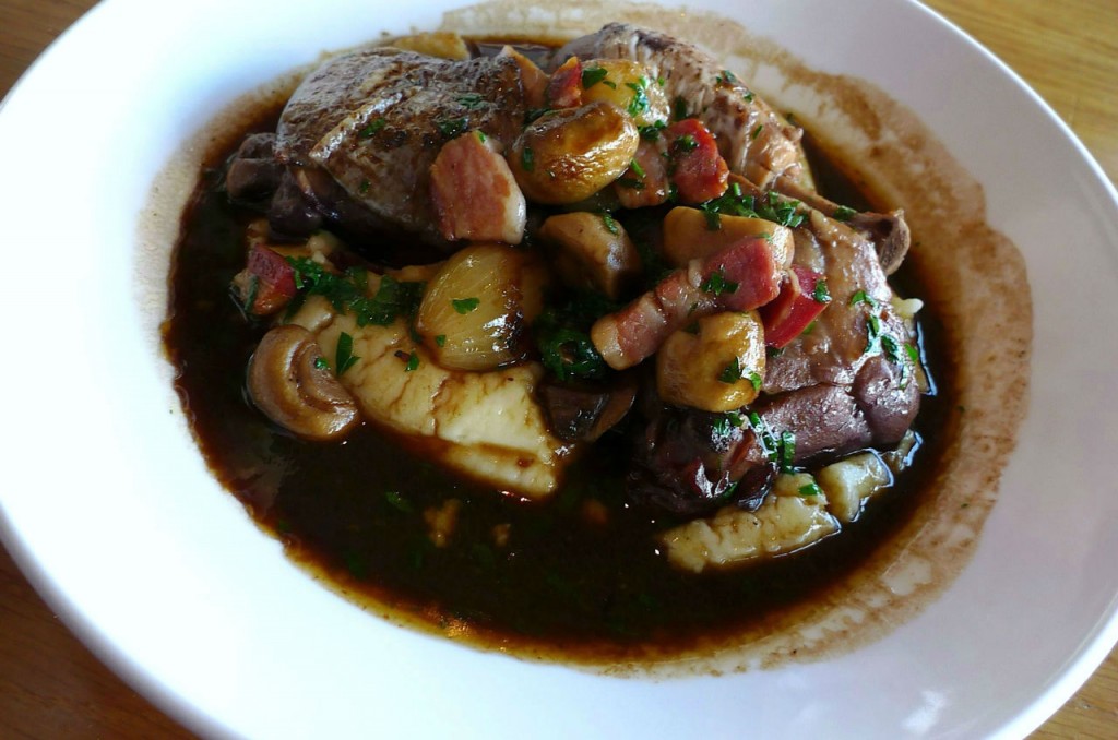 Présentez votre coq au vin dans une assiette creuse sera du plus bel effet!